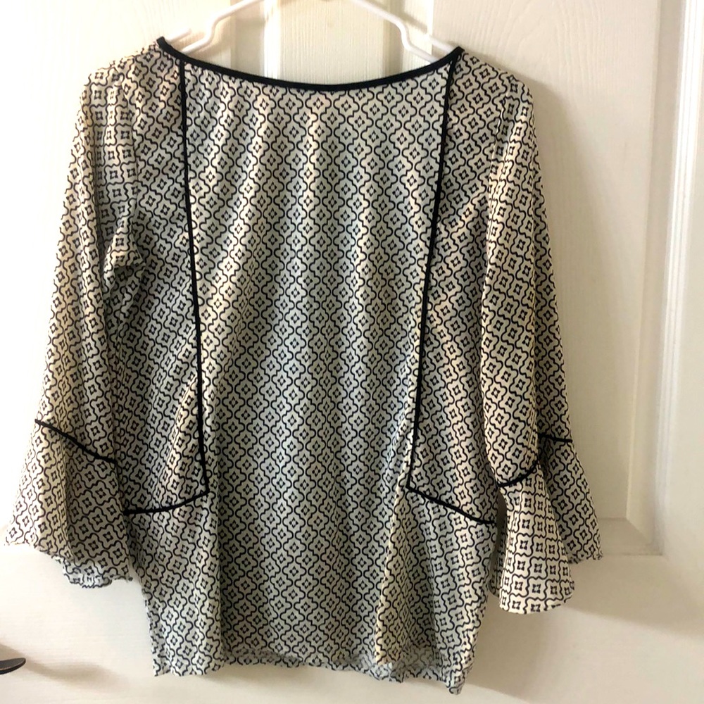 Black and white 3/4 bell sleeve Loft top